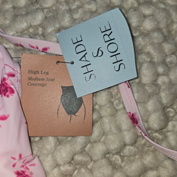 One\nPiece swimsuit with printed flowers , a scrunch back and D size cup - Picture 2 of 6